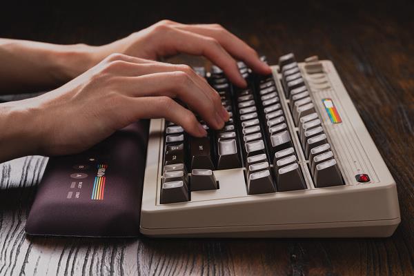 产品：Retro87 C64 机械键盘PG电子游戏八位堂发布旗下第二款键盘(图3)